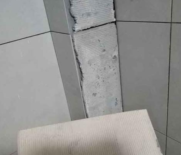 云梦瓷砖空鼓维修公司分享下厨房瓷砖脱落的补救措施。